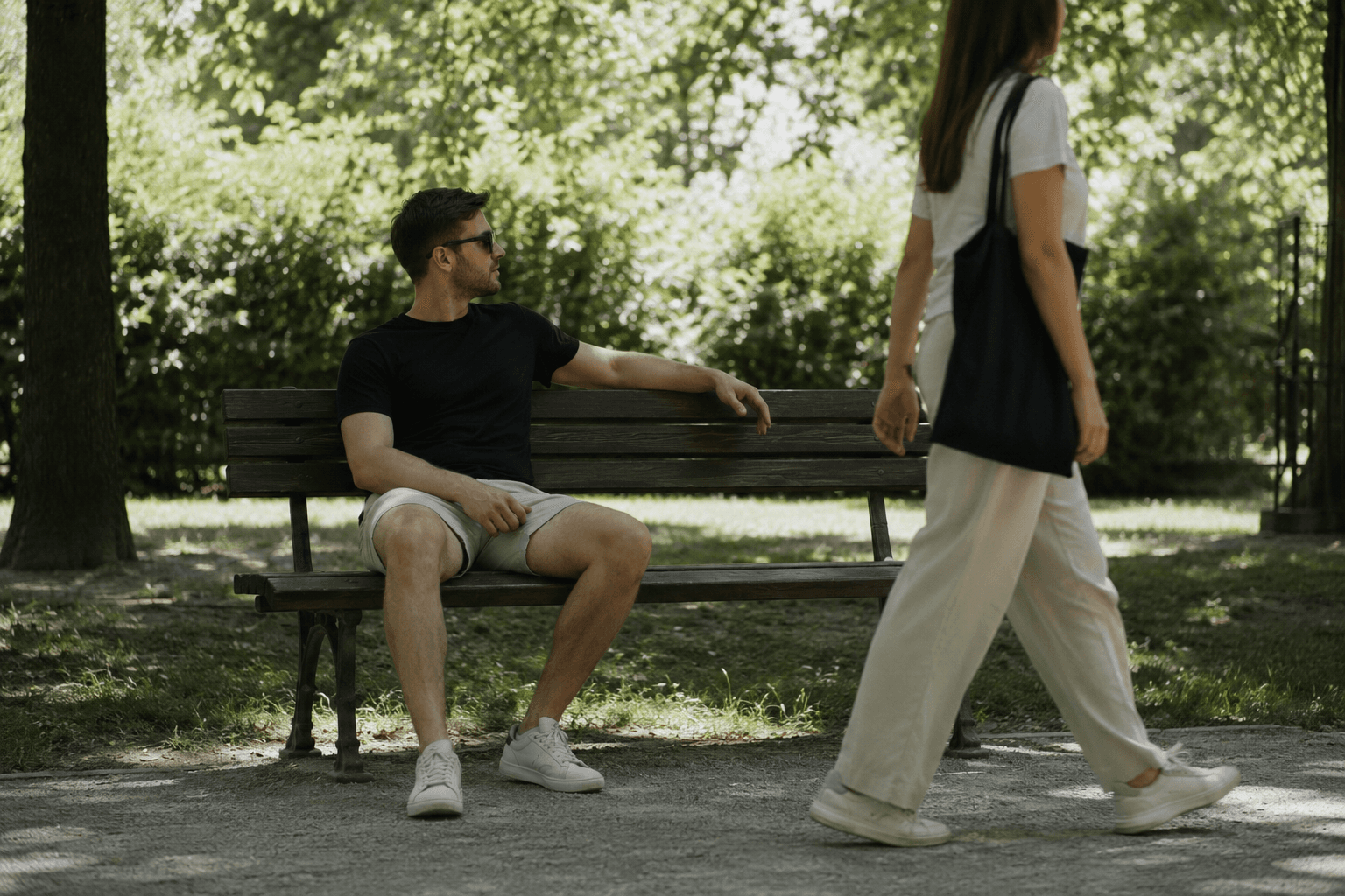 Kobiety ostrzegają się nawzajem przed ekshibicjonistą