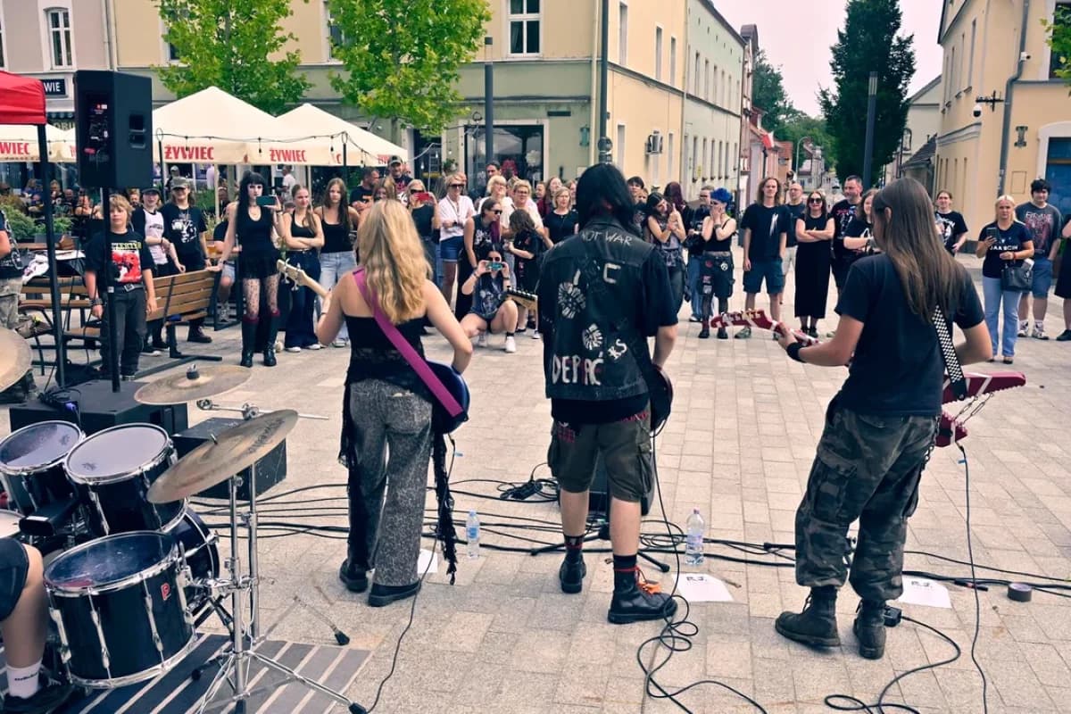Koncert Rozkład Jazdy na rynku i wystawa kończąca warsztaty plastyczne