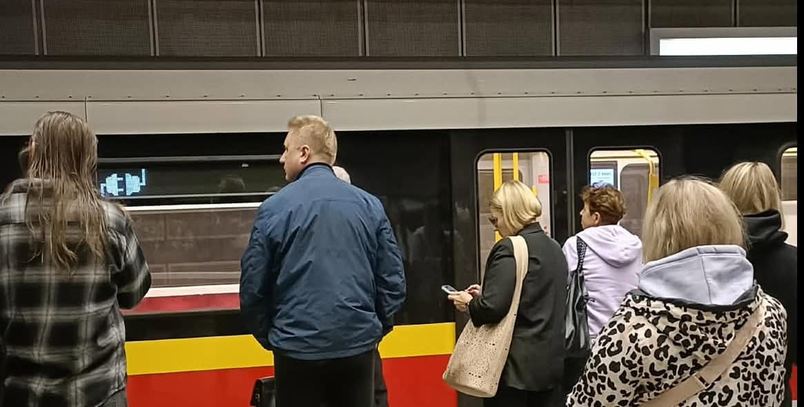Metro w Warszawie z utrudnieniami. Sześć stacji wyłączono z ruchu