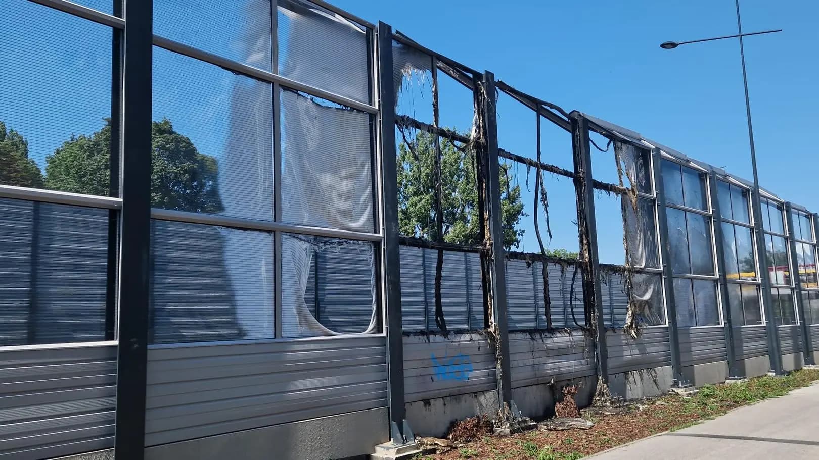 Mija miesiąc od pożaru autobusu, a spalone ekrany nadal straszą