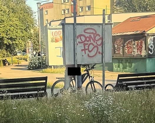 Na placu zabaw dwóch mężczyzn piło alkohol Jeden oddał mocz – przy dzieciach i w obecności strażników miejskich