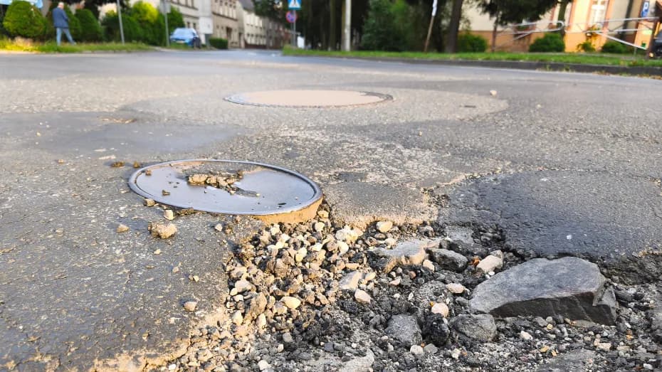 Niebezpieczna wyrwa w jezdni na skrzyżowaniu trzech ulic. Mieszkaniec prosi o interwencje