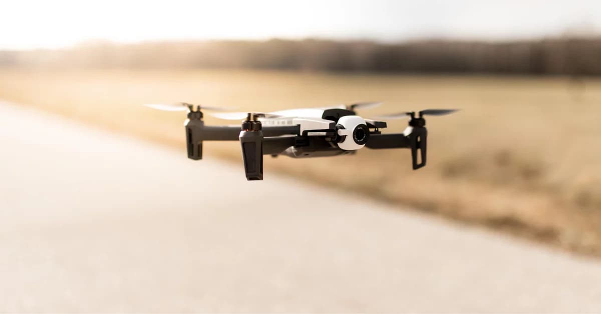 Niewiarygodny pech na drodze. Jechała autem, gdy nagle z nieba spadł... dron!