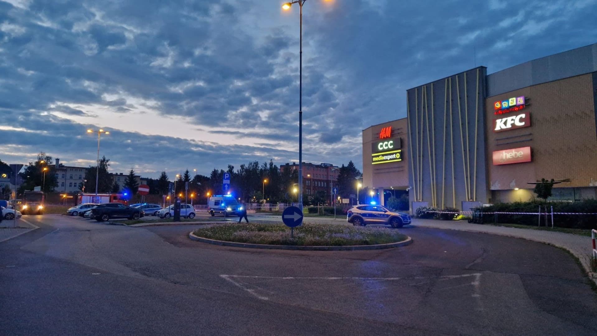 Niewybuchy w koszu i na trawniku pod galerią. Nocna akcja służb