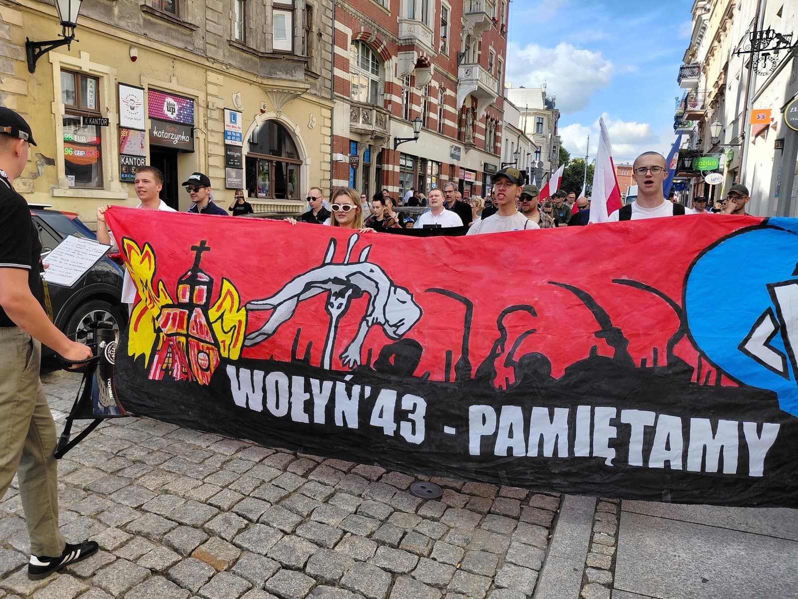 Organizatorem wydarzenia były środowiska narodowe i prawicowe. Pochód zakończył się przed pomnikiem Mikołaja Kopernika.