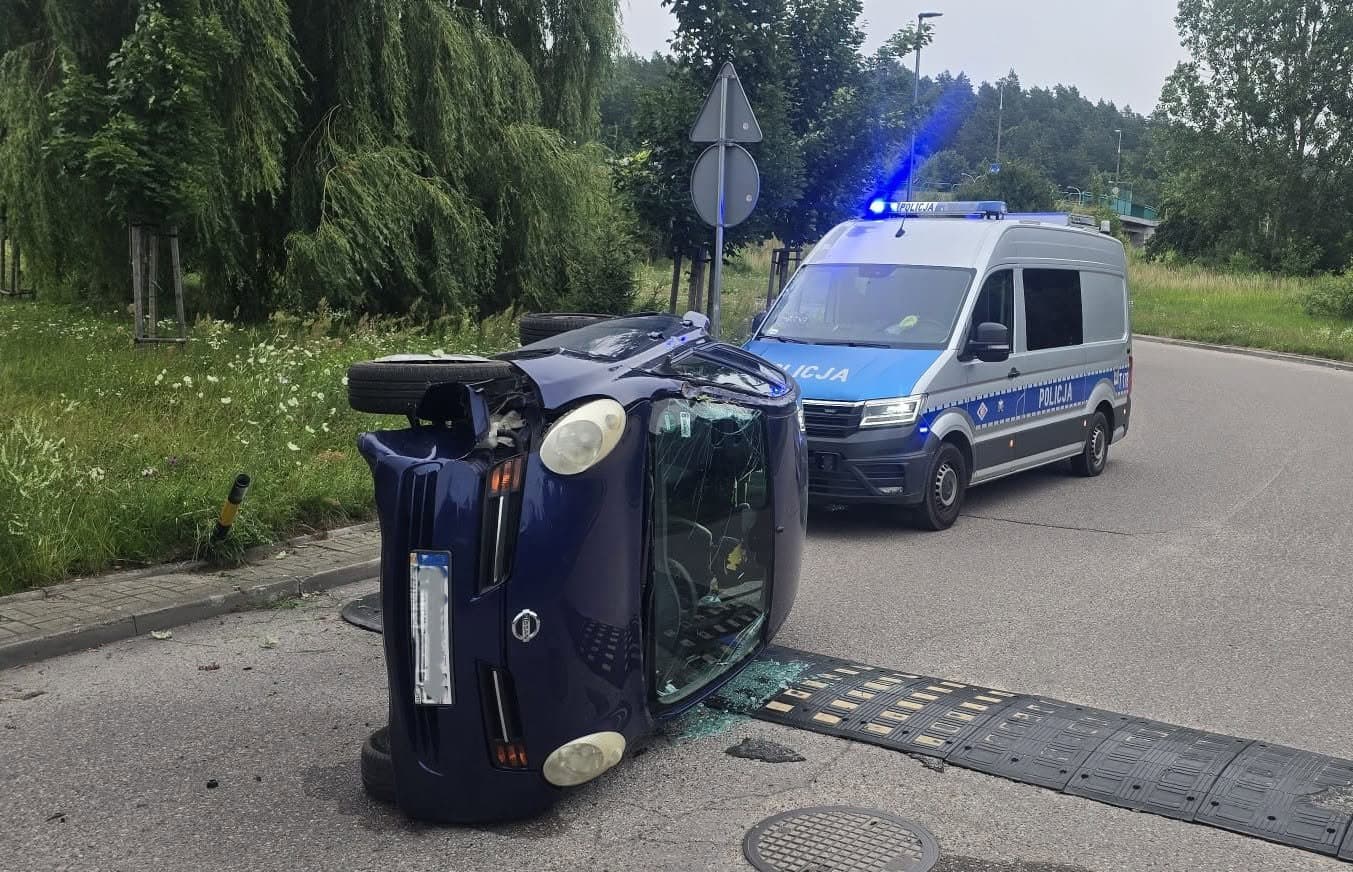 Os. Likusy. Pijana babcia wiozła 9-letnią wnuczkę. Auto wylądowało na boku