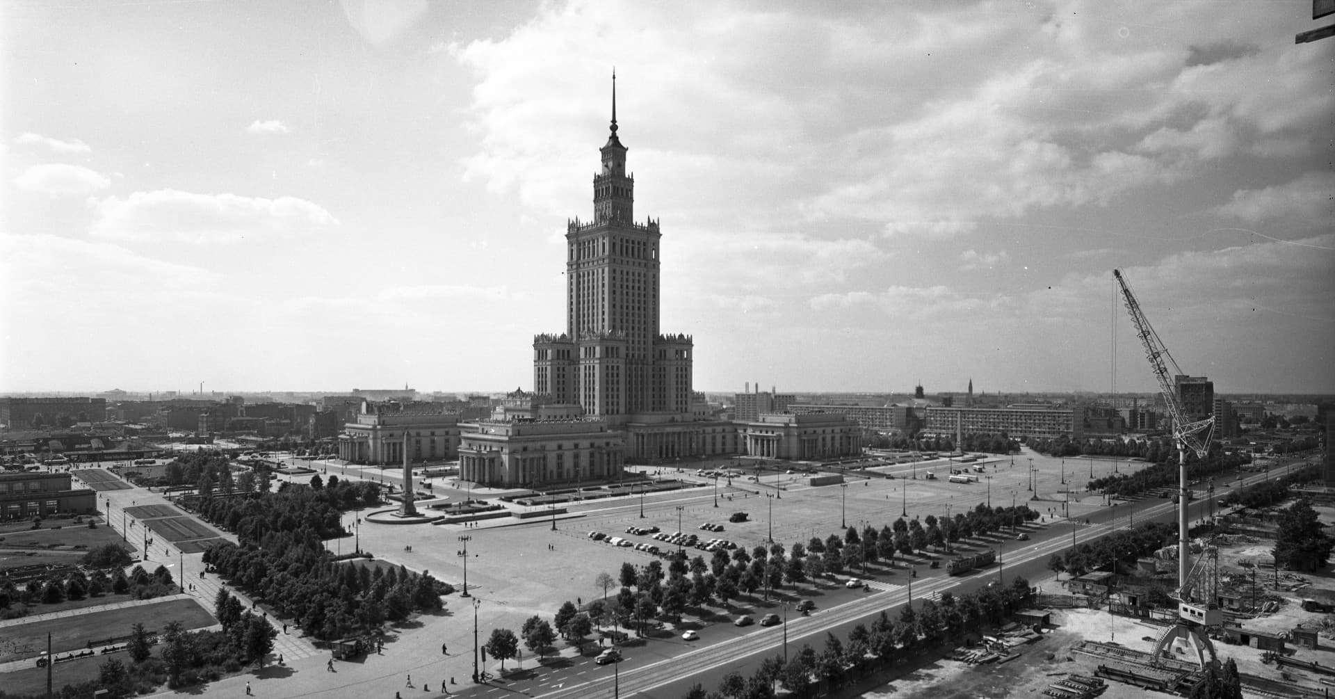 Pałac Kultury i Nauki obchodzi 71. urodziny. Tak wyglądał na starych zdjęciach