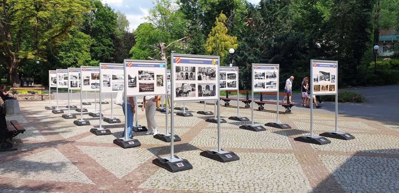 Plenerowa wystawa „Jesteśmy stąd. 80 lat obecności” zawitała do Dusznik-Zdroju