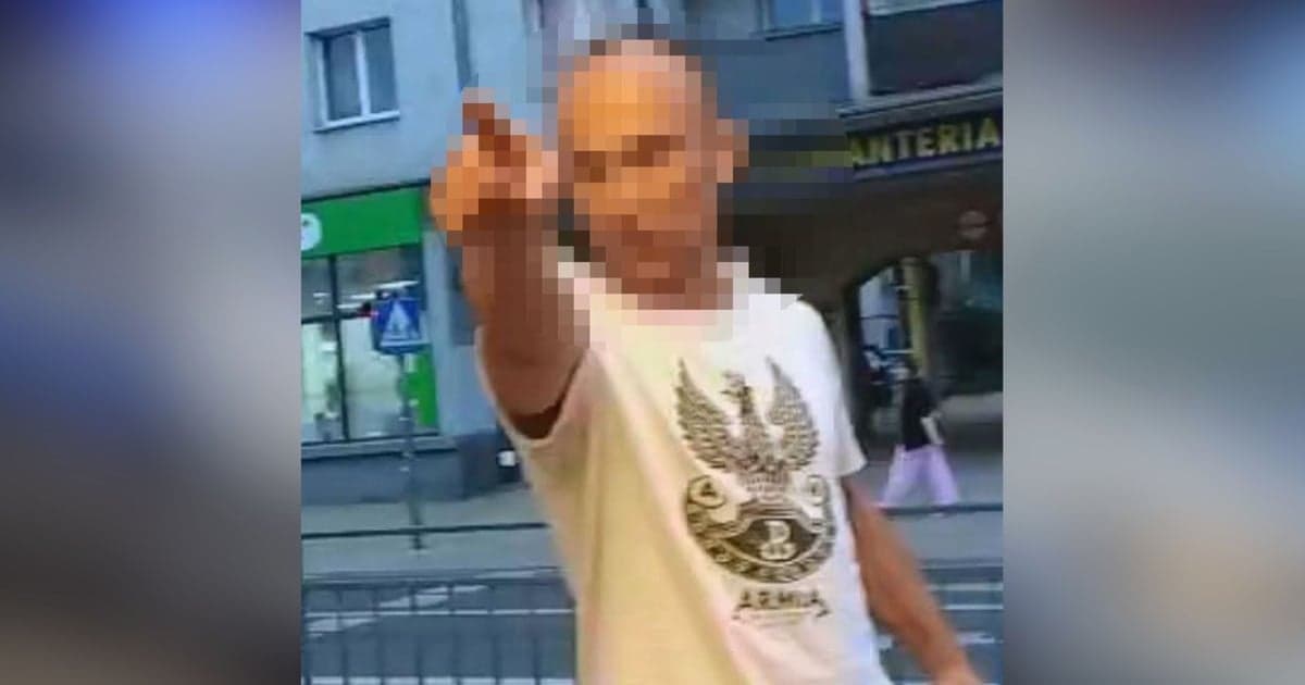 Policja szuka mężczyzny, który znieważył pasażera w tramwaju