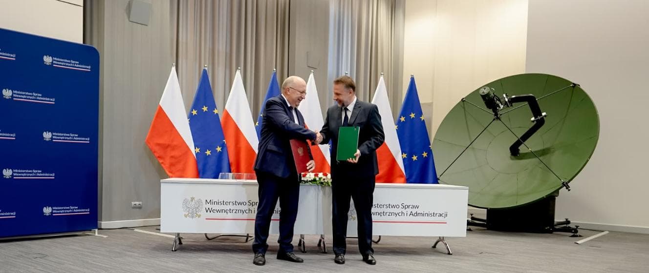 Polska kopuła satelitarna - szef MSWiA podpisał umowę z Komisją Europejską na udział Polski w budowie europejskiej konstelacji satelitów. To historyczny projekt MSWiA na 2,8 mld zł z Krajowego Planu Odbudowy