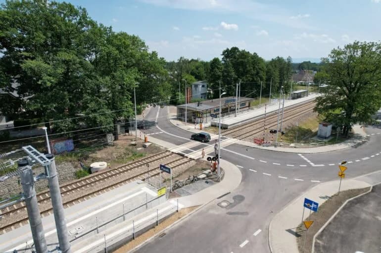 Przejazd kolejowy przy ul. Dworcowej już po modernizacji. Nowe rogatki i sygnalizacja w Piasku