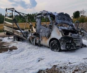 Spłonął bus, w ogniu stanęło rżysko: 14 lipca około godz. 18.45 strażacy z JRG z Tomaszowa i OSP z Łazno