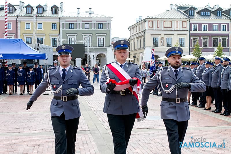 Święto Policji na Rynku Wielkim w Zamościu – awanse, wyróżnienia i podziękowania