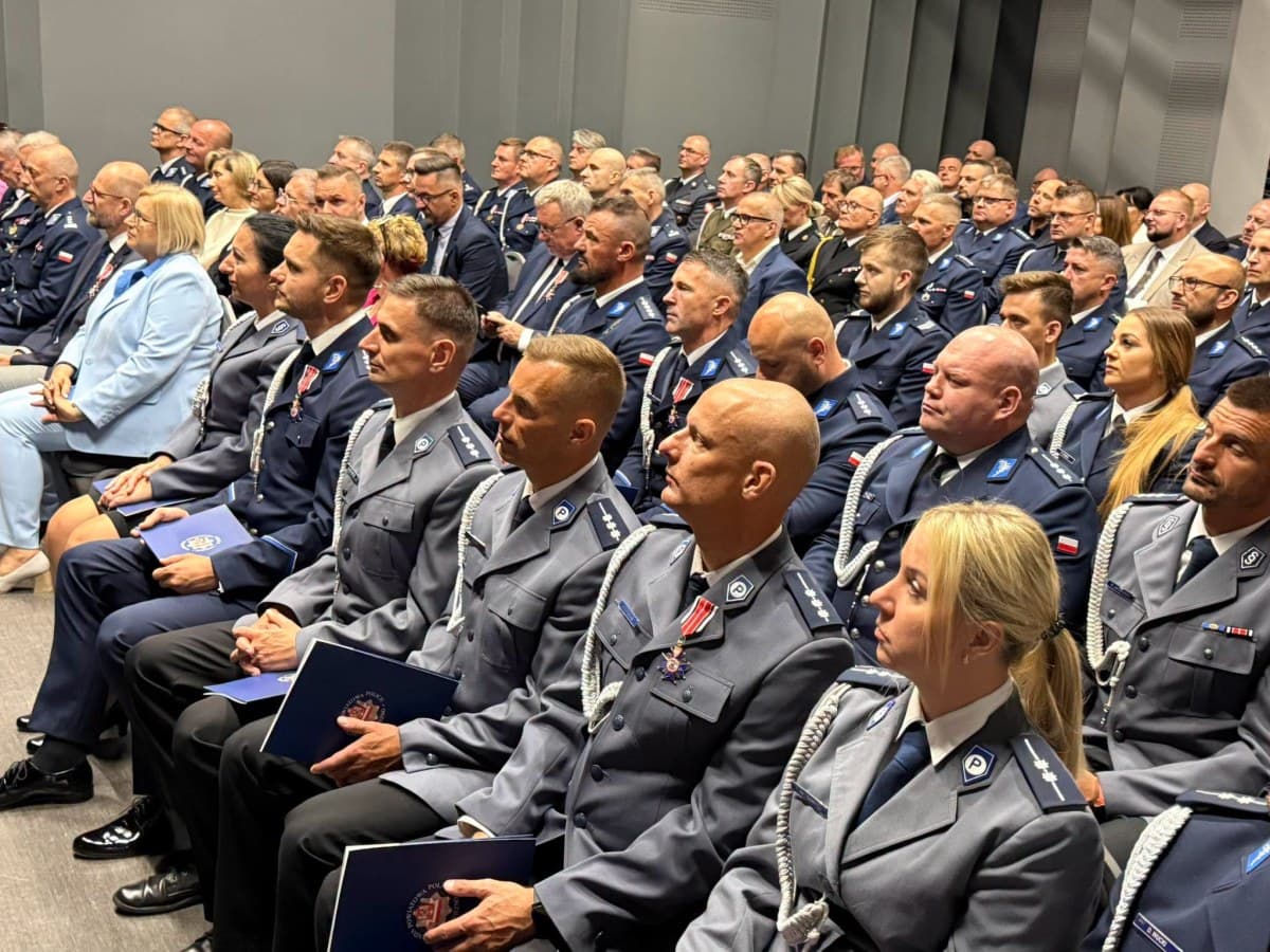 Święto Policji w Gnieźnie. 54 awanse, medale i jubileusz 100-lecia dzielnicowych