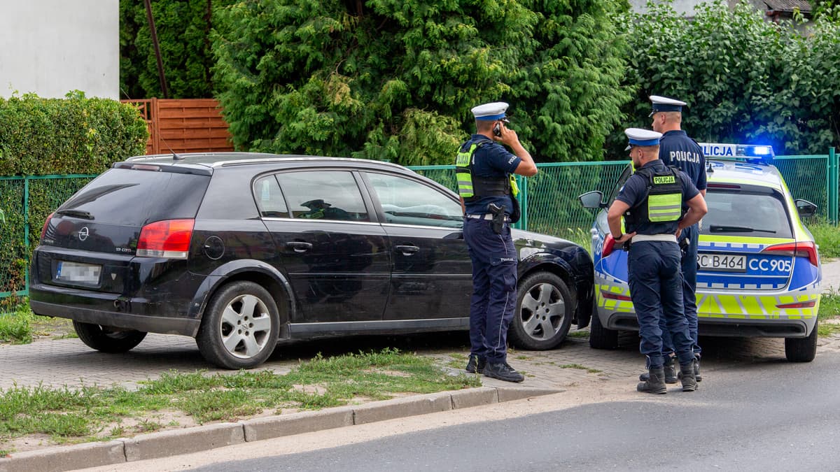 Uciekający przed radiowozem samochód pędził chodnikiem. Policyjny pościg ulicami Świecia