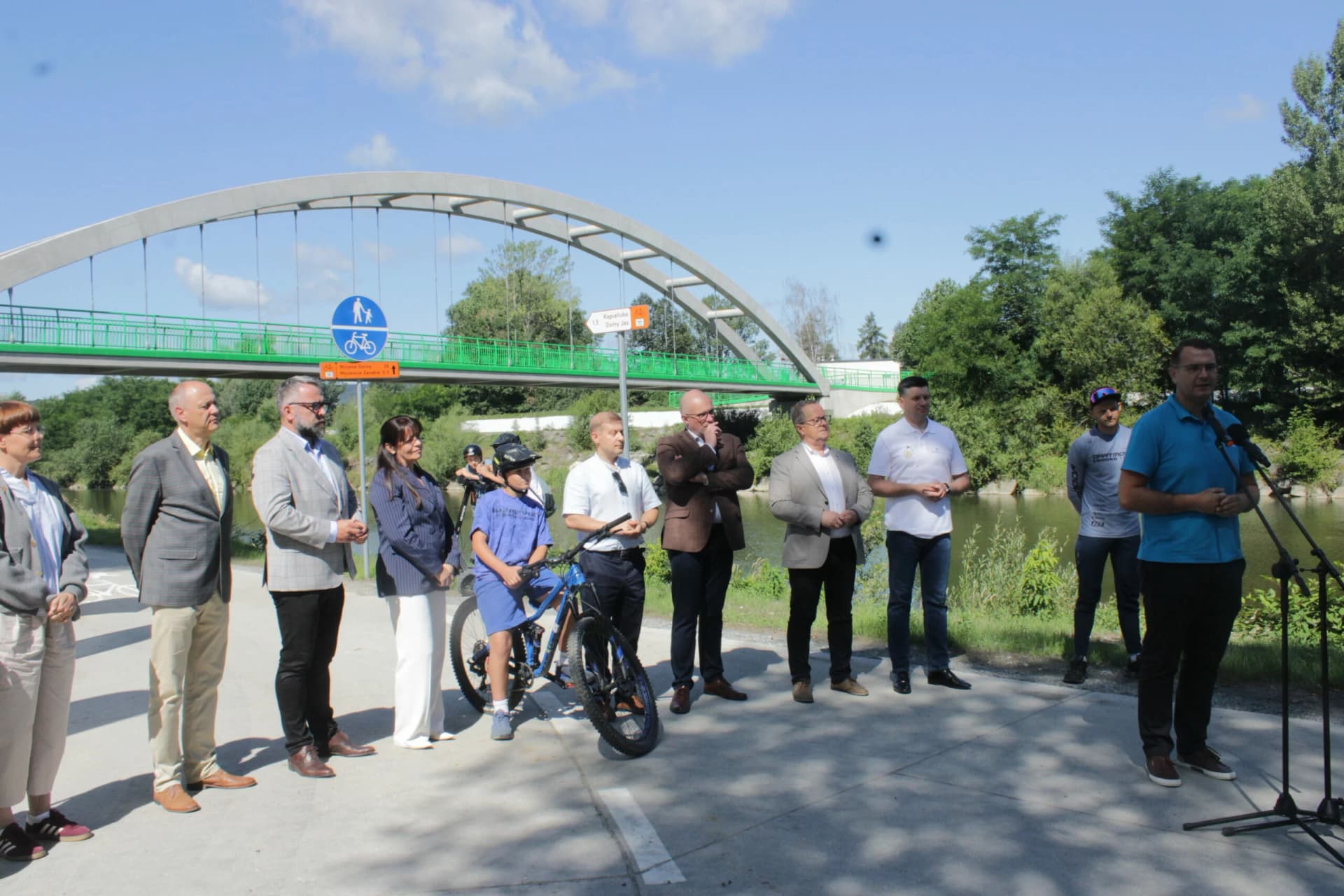 VeloRaba w Myślenicach coraz dłuższa. Otwarto kładkę i nowy odcinek ścieżki pieszo-rowerowej