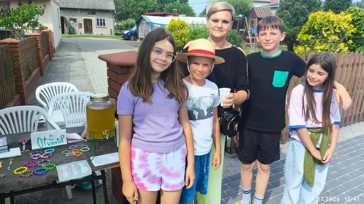 WiadomościDzieci z Holendrów sprzedają lemoniadę i własne ozdoby. Brawo za inicjatywę!