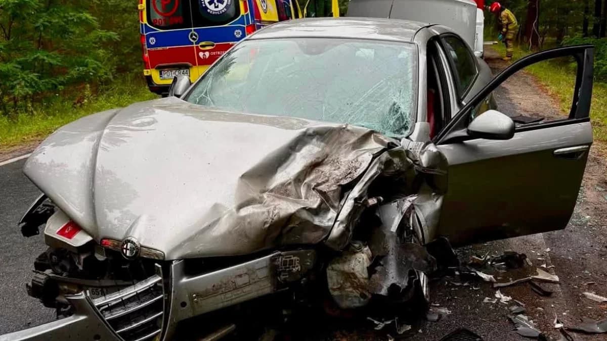 WiadomościGroźny wypadek pod Ostrzeszowem Alfa Romeo zderzyła się czołowo z Toyotą