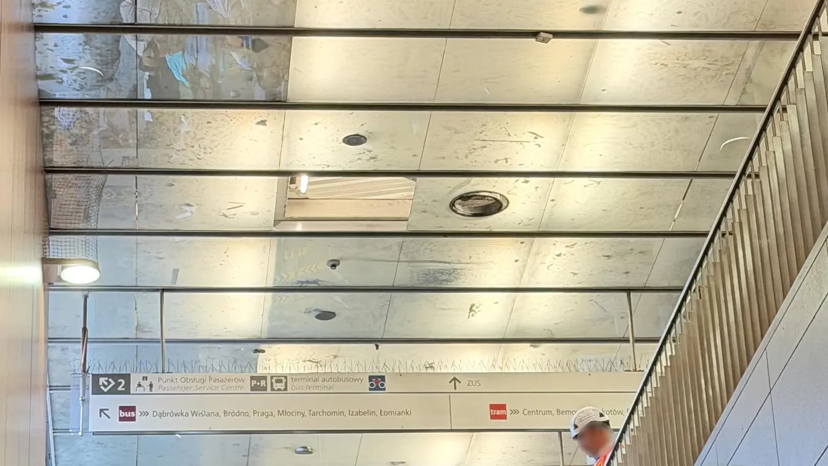 Z rusztowania w metrze spadła rura i raniła pasażerkę