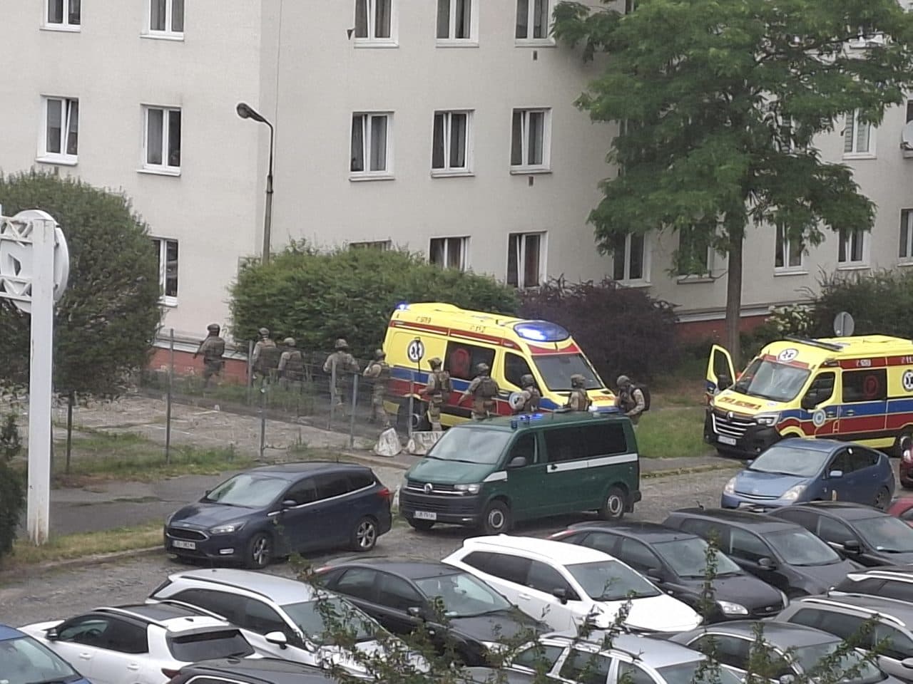 Z siekierą rzucił się na policjanta. Dramatyczna interwencja przy ul. Mełgiewskiej