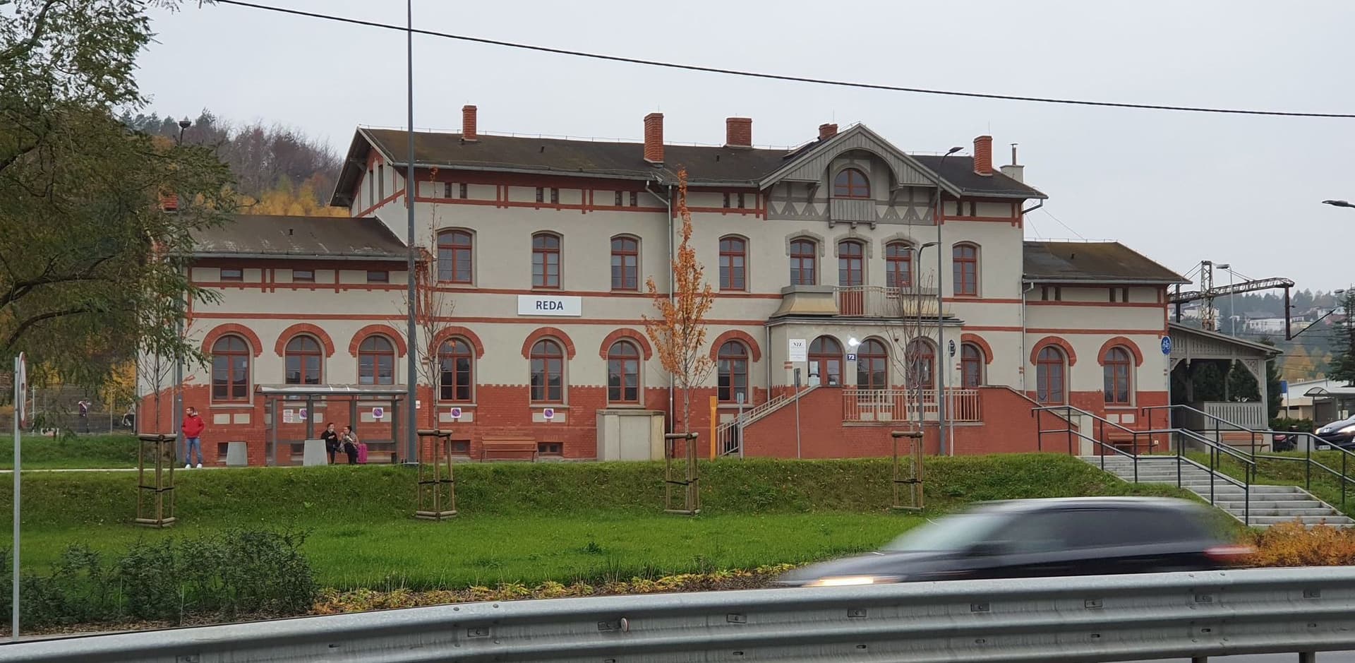 Zabytkowy dworzec w Redzie znów dla pasażerów