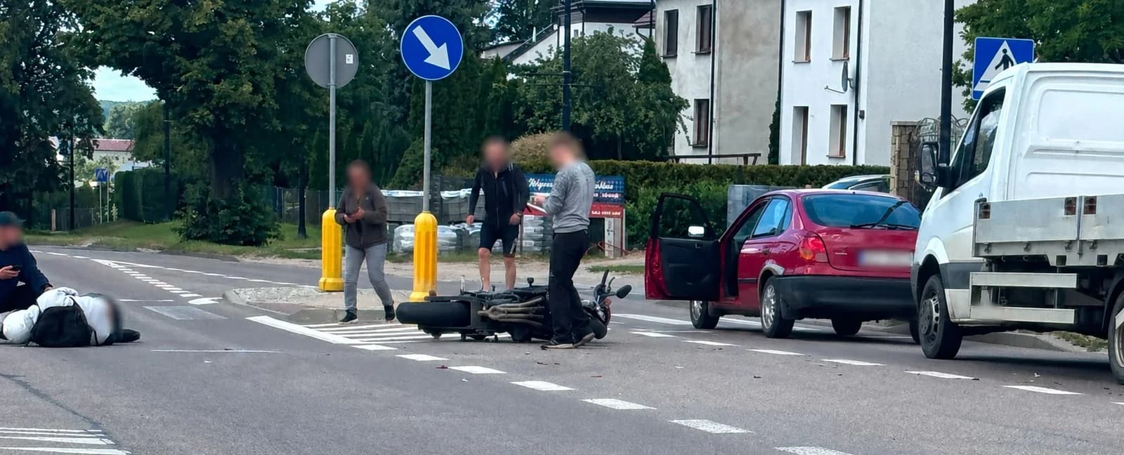 Zderzenie motocykla z busem w Sierakowicach. 45-latek został ranny