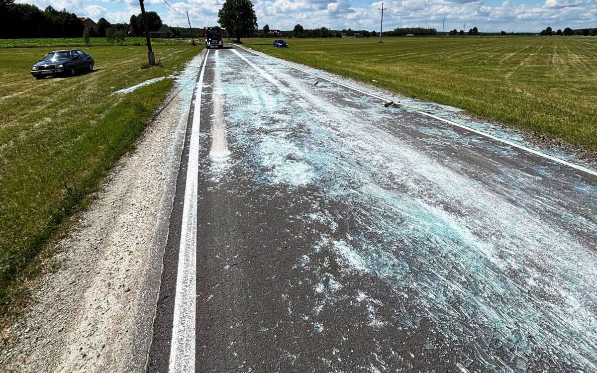 Tafle szkła rozsypały się na jezdni. Droga była zablokowana