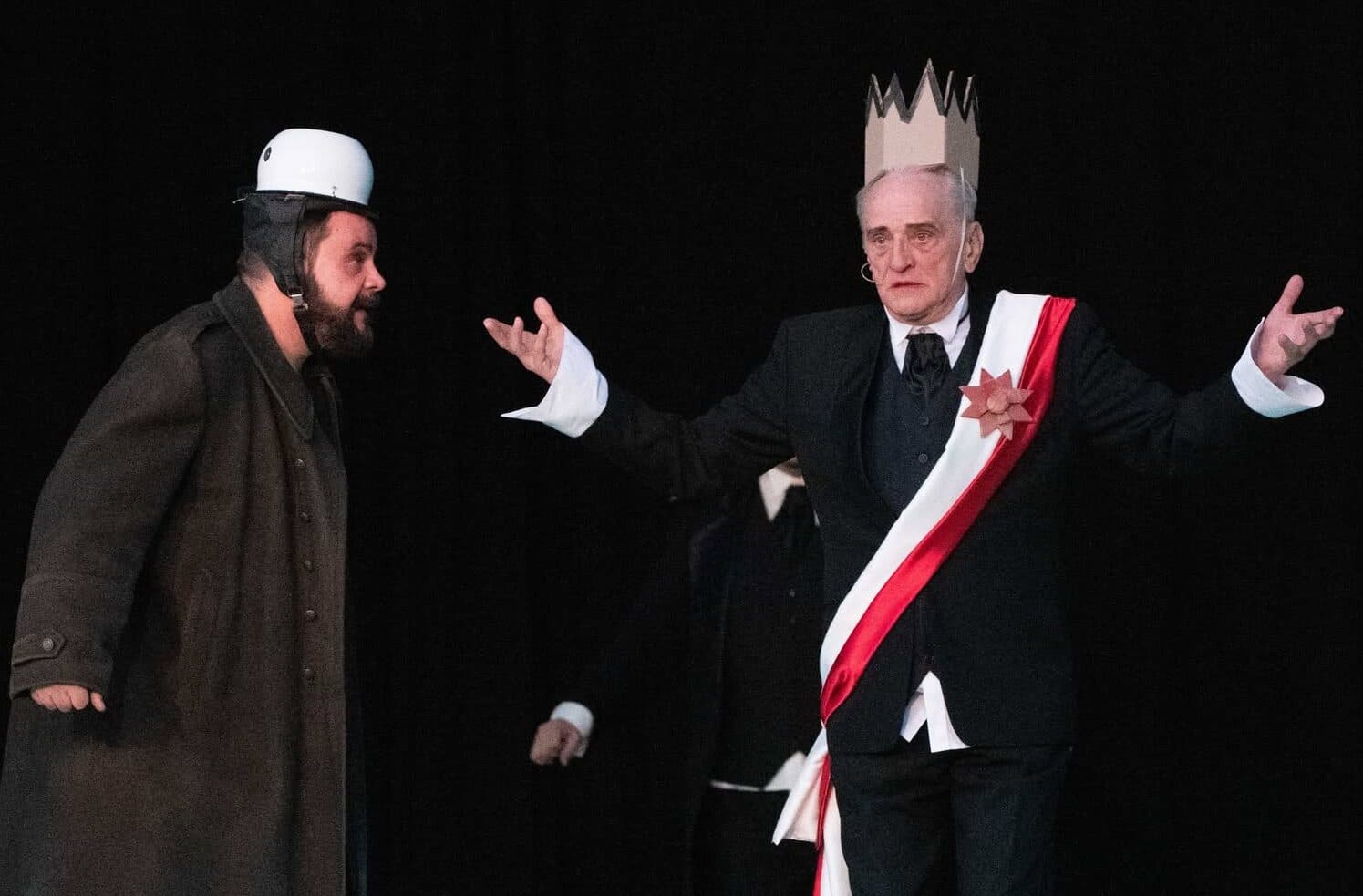 Menedżerem z bożej łaski? Redaktorem z podkulonym ogonem i od propagandowych bredni? Cimcirymci jak Iwona? Kim ja jestem w tej grze?