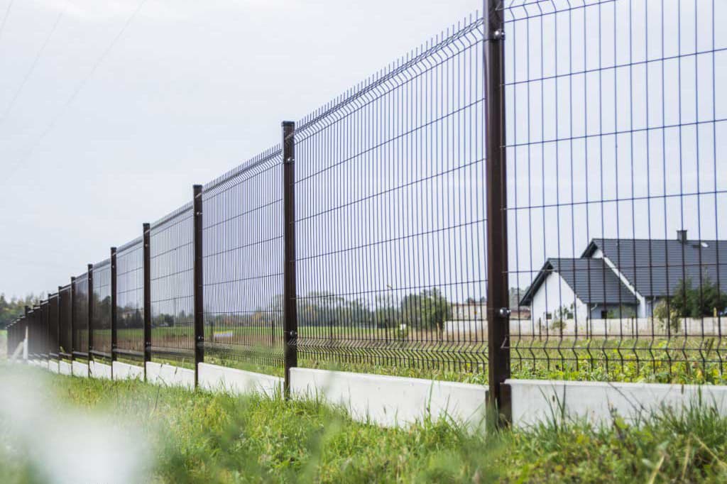 Porównanie ogrodzeń panelowych z siatką i ogrodzeniem betonowym – co wybrać?