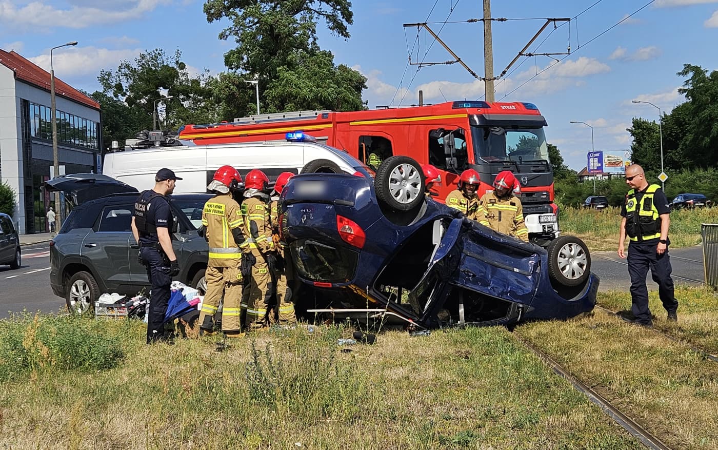 Dachowanie Renault na Al. 11 Listopada. Zderzyło się z KGM