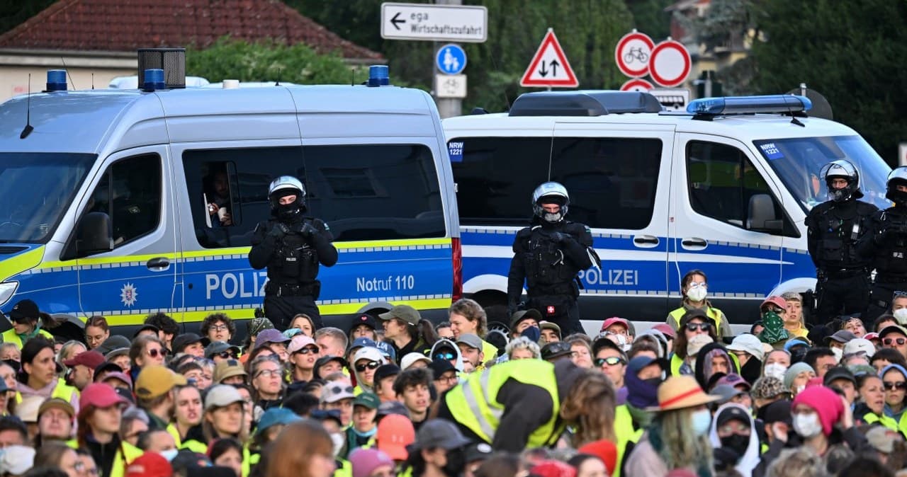 Starcia przed zjazdem AfD. Policja użyła gazu, są ranni dziennikarze