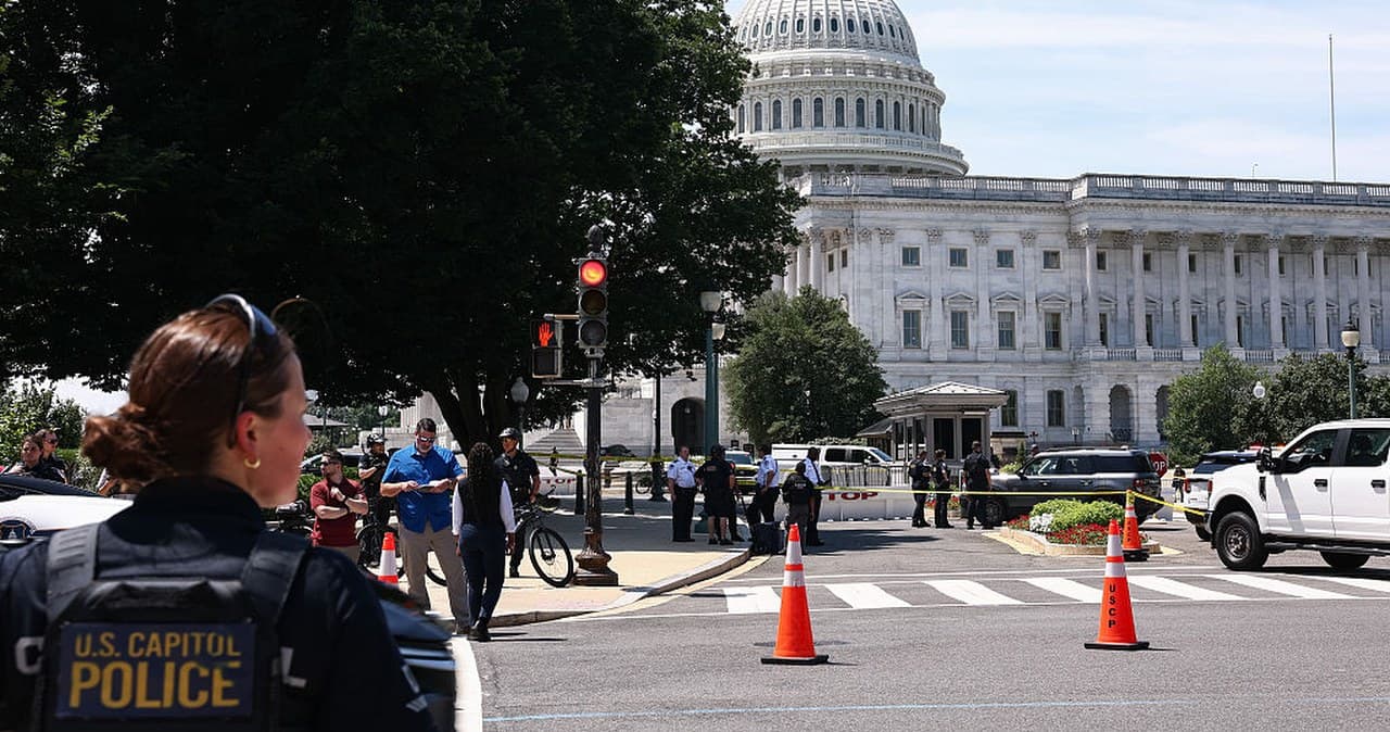 Akcja przed Kapitolem USA. Mężczyzna miał przy sobie broń palną