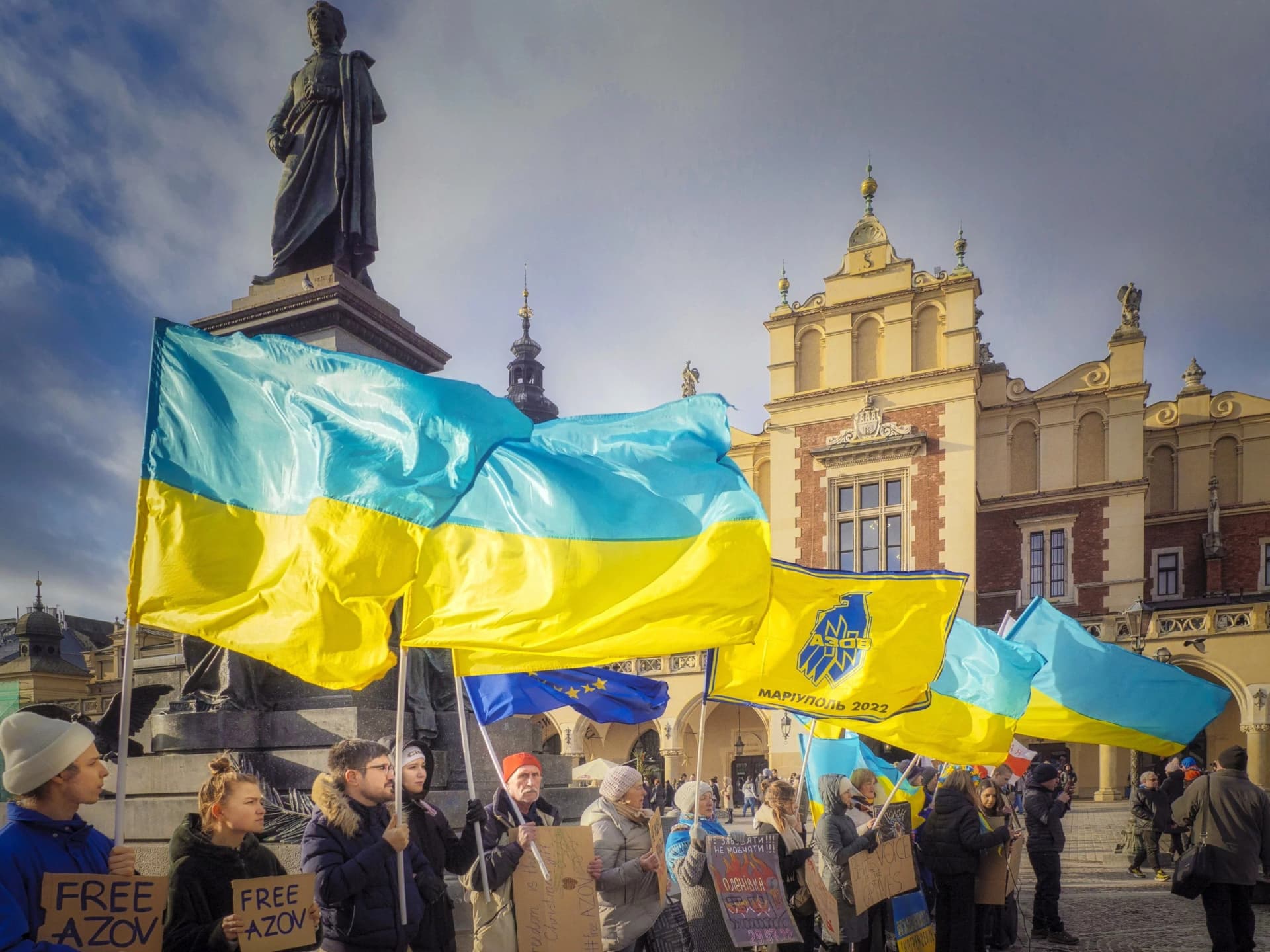 UE tnie wsparcie dla Ukraińców. Komisarz alarmuje: To wypychanie ludzi do domu