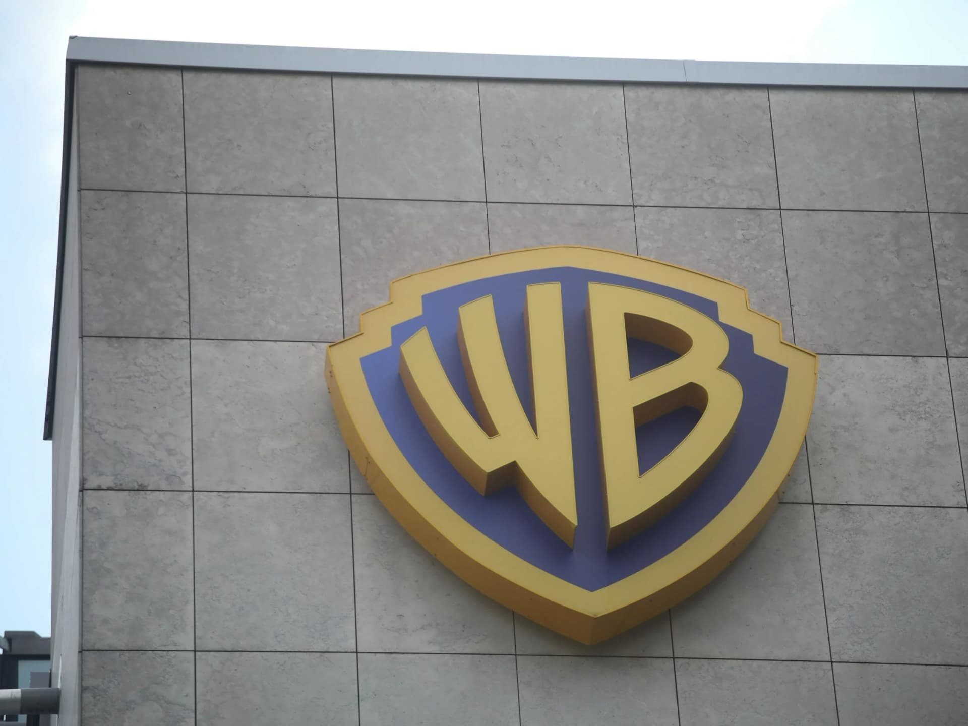 Przejęcie właściciela TVN wstrzymane. Sąd zablokował fuzję Paramount z Warner Bros. Discovery