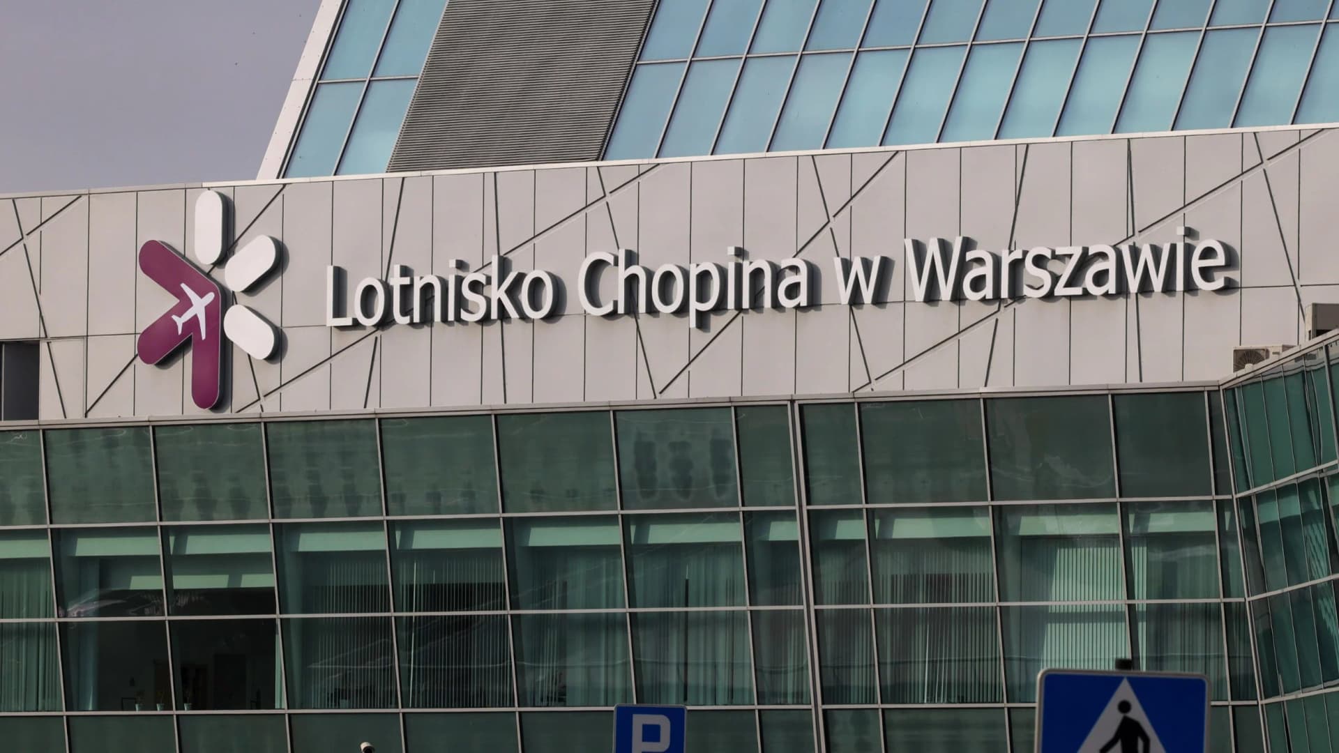 Amerykański politolog wściekły na Lotnisko Chopina. "Który Einstein to wymyślił?"