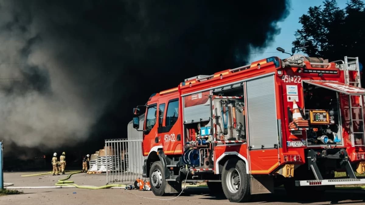 Ewakuacja, ranny mężczyzna i 140 strażaków w akcji (ZDJĘCIA)
