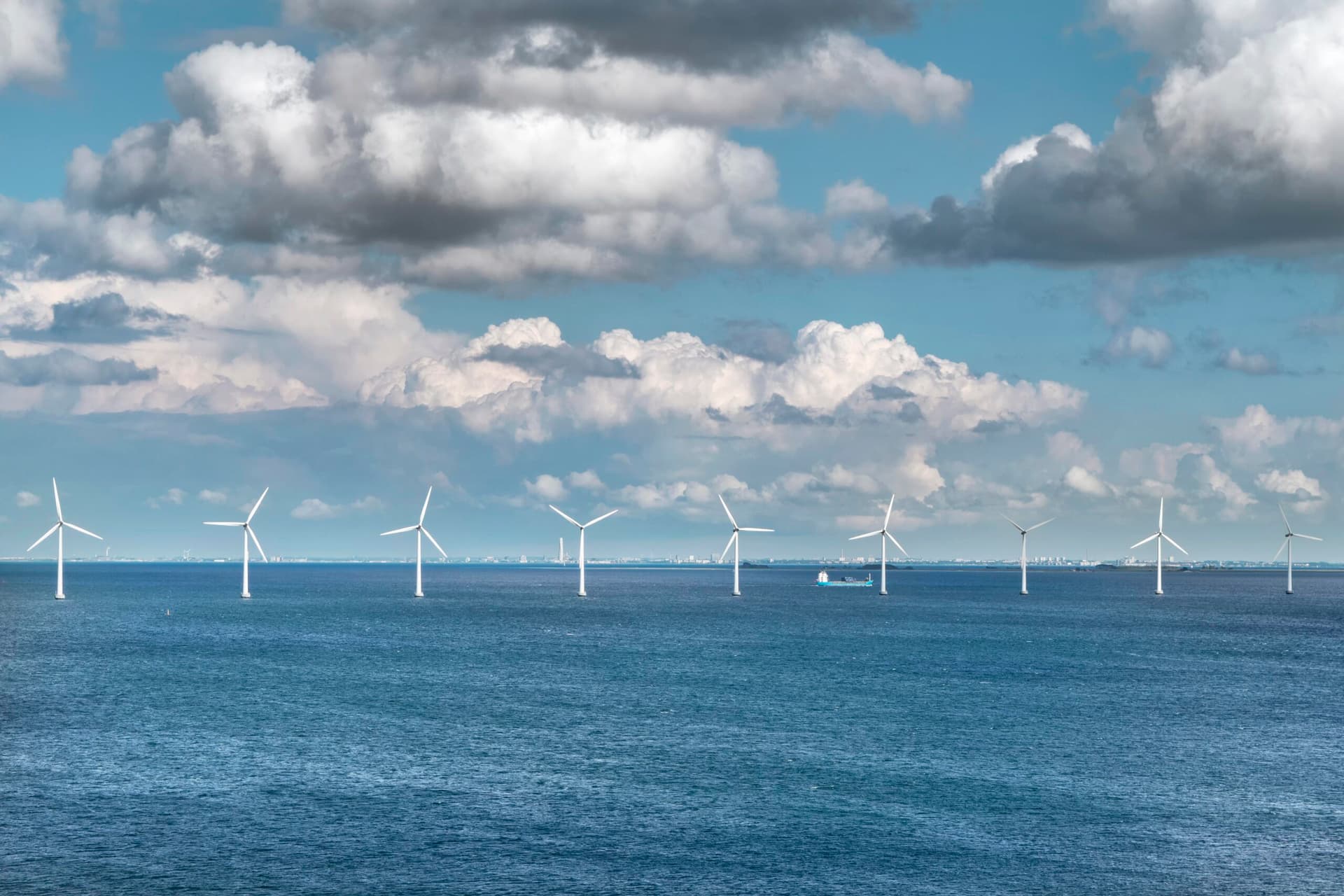 Prąd z Baltic Power popłynął do sieci. Ważne elementy turbin powstają w Szczecinie