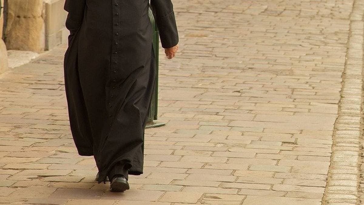 Atak na księdza przed kościołem. "Bez żadnego powodu"