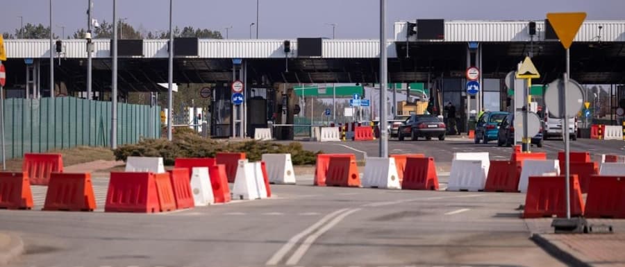 Samochód wjechał w barierę na przejściu granicznym i utknął