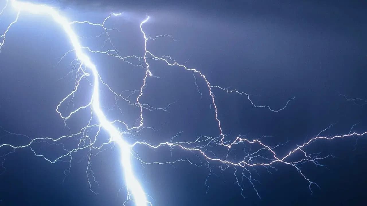 Burze i silny wiatr dziś w regionie. Ostrzeżenie IMGW, możliwy wyższy stopień zagrożenia