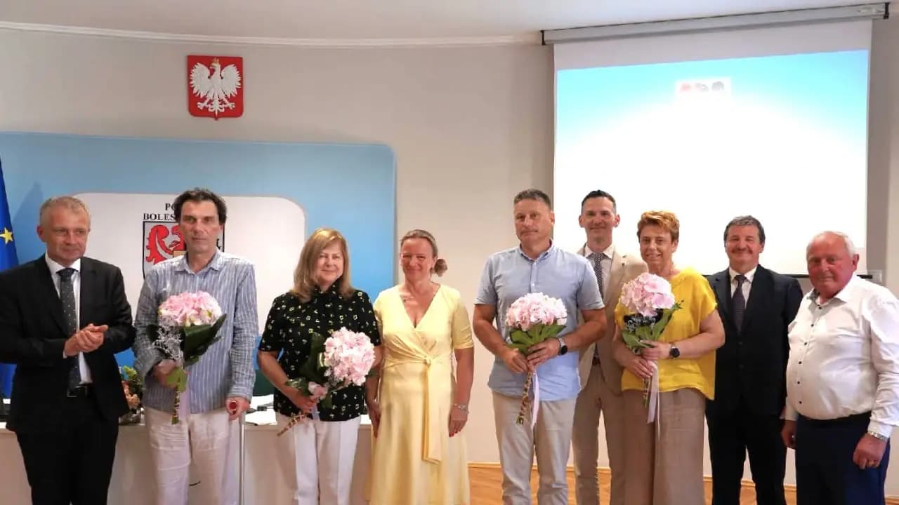 Dyrektorzy z kolejną kadencją i nagrody dla uczniów. Ważna sesja w Powiecie Bolesławieckim