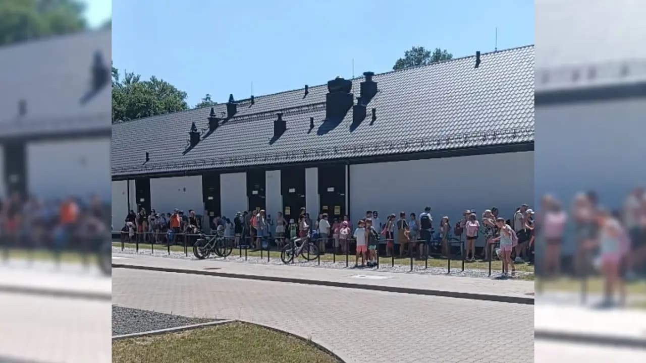 Baseny w Bolesławcu otwarte. Tłumy ustawiły się jeszcze przed 13:00, na parkingu auta z zagranicy