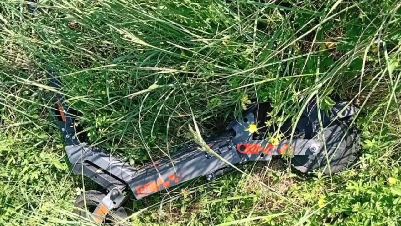 Ukradł hulajnogę sprzed sklepu i ukrył ją w zaroślach. Grozi mu nawet 7,5 roku więzienia