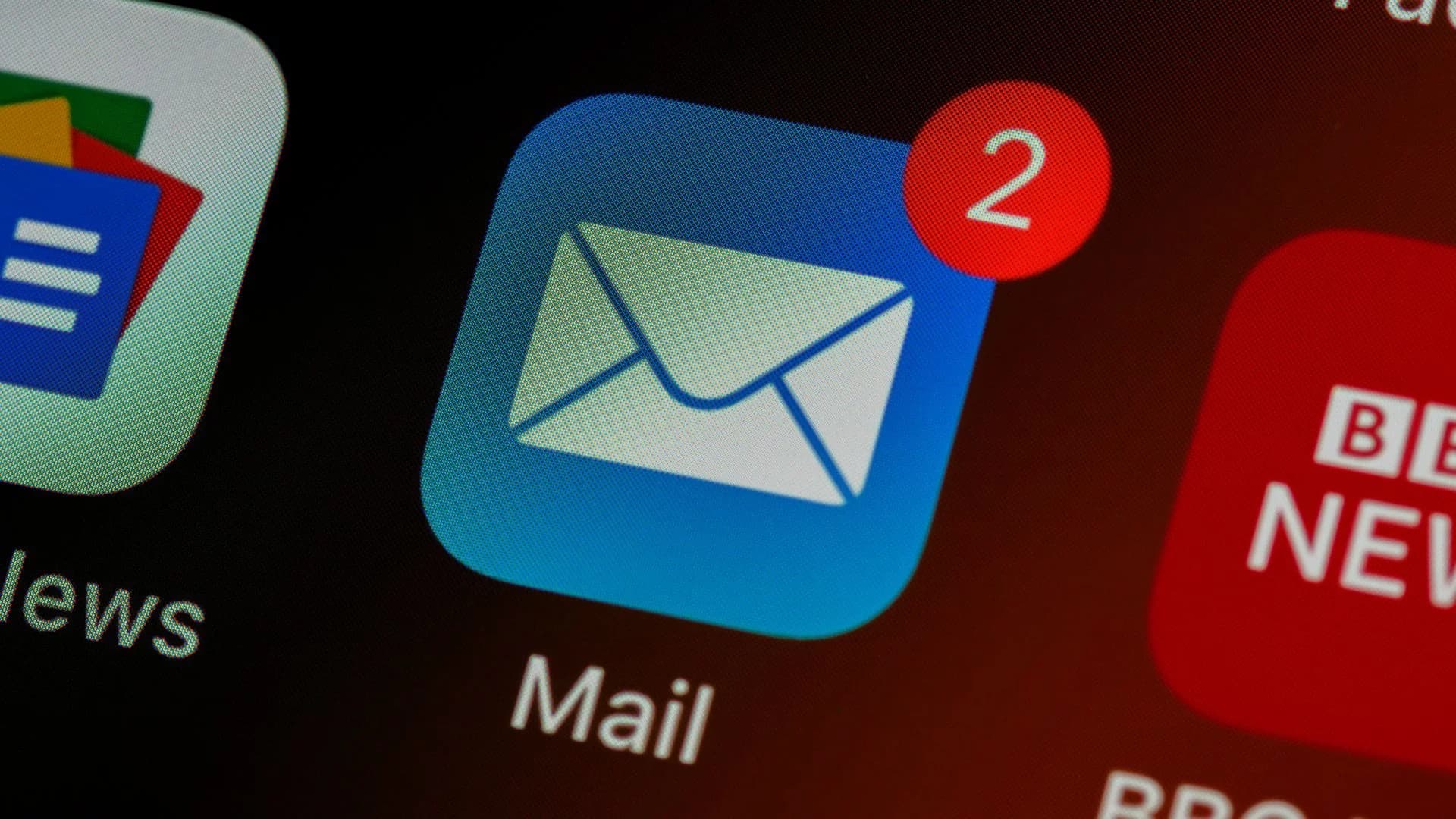 Nowe oszustwo opanowało skrzynki e-mail. Zaczyna się od niewinnego "Cześć!"