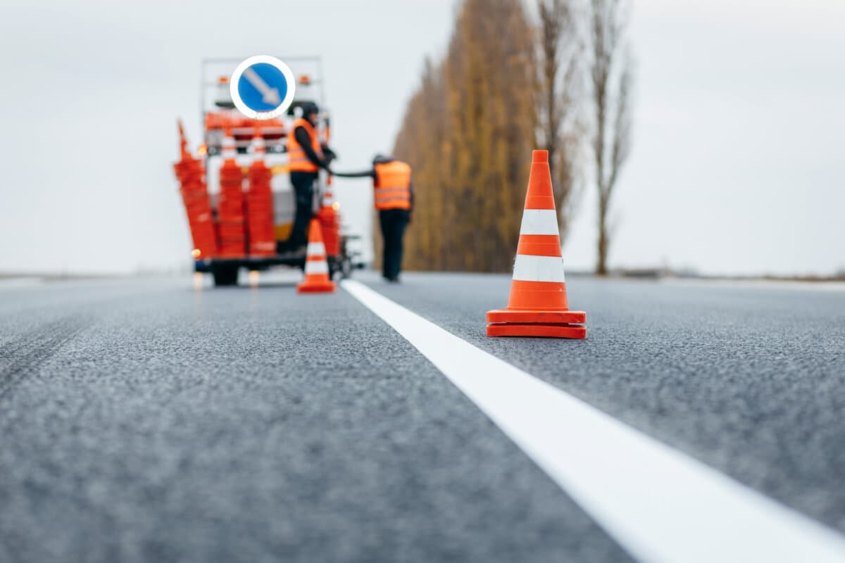 Jak laboratorium drogowe sprawdza asfalt i beton, zanim pojedziemy nową trasą?