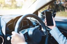 Smartfon jako drugi pilot w aucie - kiedy technologia pomaga kierowcy, a kiedy przejmuje jego uwagę?