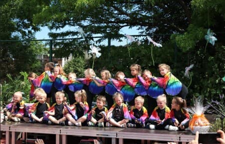 Piknik Rodzinny w Miejskim Przedszkolu nr 10 w Jarosławiu. Dzieci występujące na scenie. Edukacja