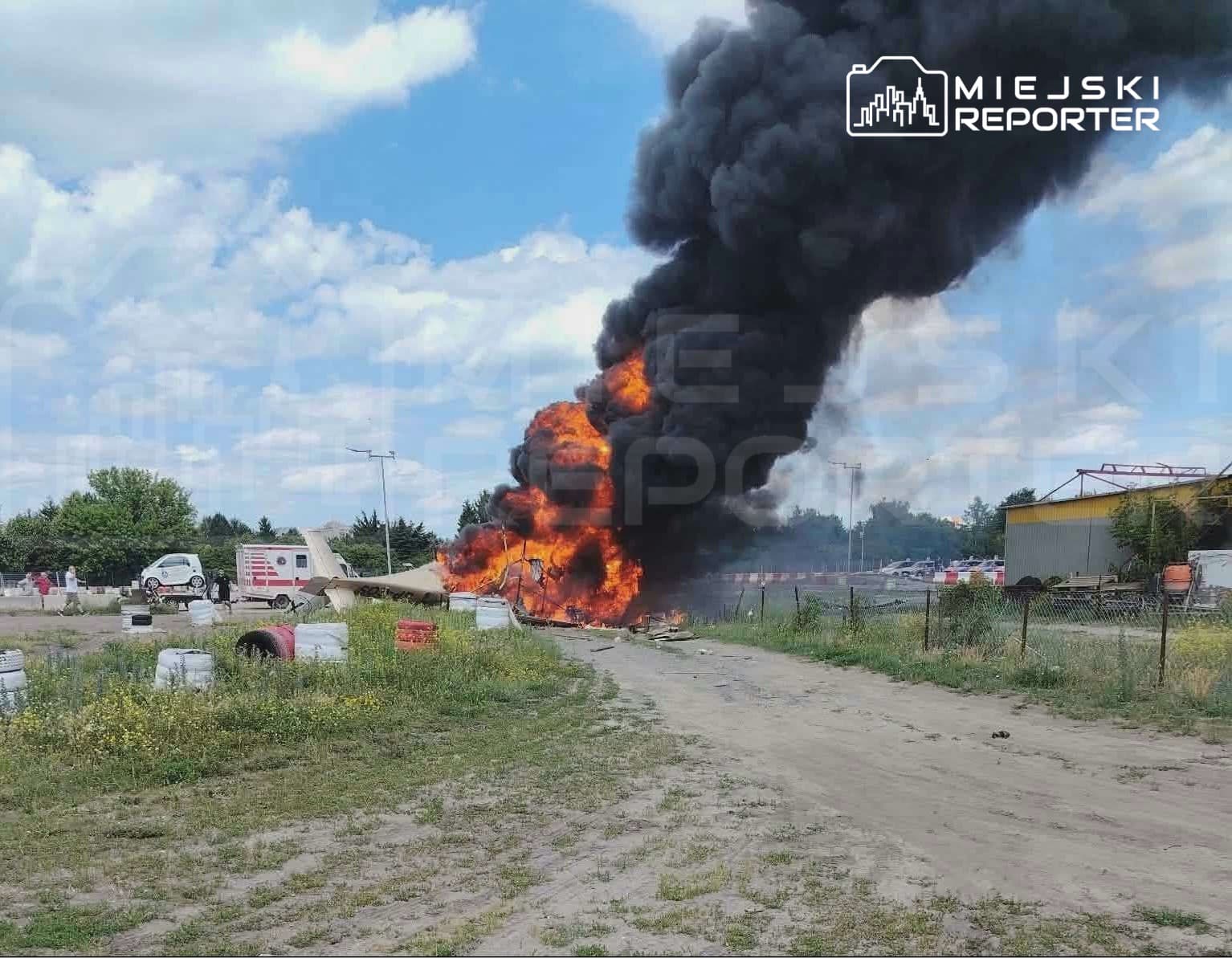 Katastrofa awionetki na Bemowie. Maszyna w ogniu. Dwie osoby zginęły, dwie zostały poszkodowane