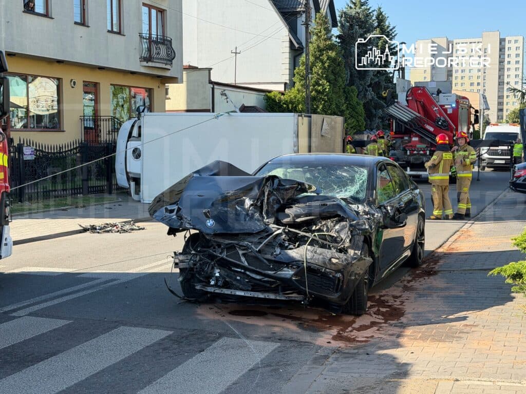 Poważne zderzenie na Targówku. Pojazd dostawczy po zderzeniu z BMW, wywrócił się na bok. Uszkodzona Tesla, Mercedes i betonowy słup