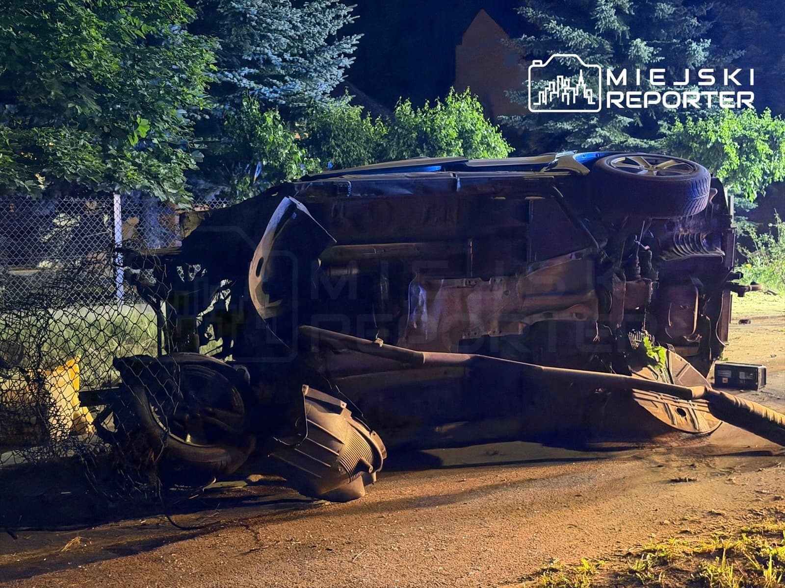 Tragiczny wypadek pod Warszawą. Silnik BMW odnaleziono w lesie